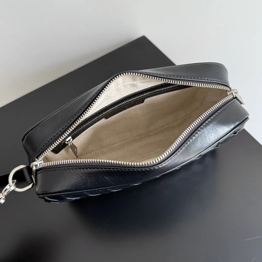 Batch 1820 BOTTEGA VENETA small INTRECCIATO woven camera bag This bv classic camera bag is a further evolution of classic woven technology, combining practicality and fashion, perfectly meeting multi-purpose needs! Classic leather handmade. Lightweight and large capacity. The shoulder strap is removable and adjustable. In addition to being worn cross-body, it can also be placed in the suitcase as a toiletry bag. It is very convenient for daily storage and classification. It also has hanging accessories to show your personality. No matter how complicated the world is, as long as you have a bag with you, everything will become better. Style number: 755923 Size: 24.5*15*6cm